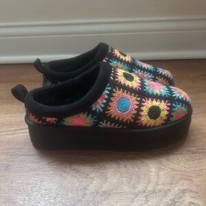 Woman’s Frosty Platform Crochet Clog Slipper Sz 8.5